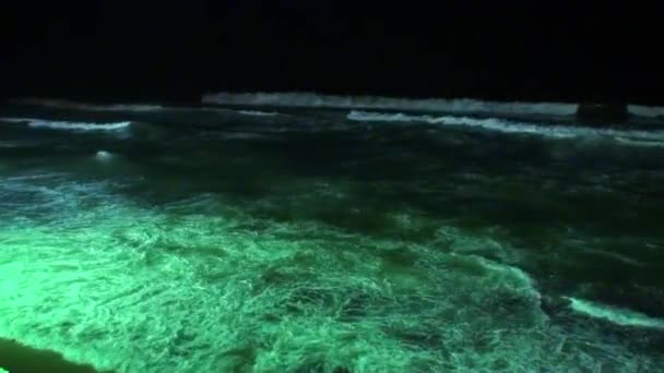 A paisagem marinha e as ondas brilham à noite nas Maldivas . — Vídeo de Stock