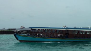 Yat ve tekne su ve kıyı Maldivler arka plan üzerinde.