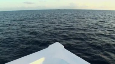 Açık su yüzeyi Maldivler arka plan üzerinde beyaz tekne.