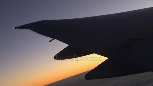 Aile avion sur fond de coucher de soleil dans le ciel et les nuages . — Video