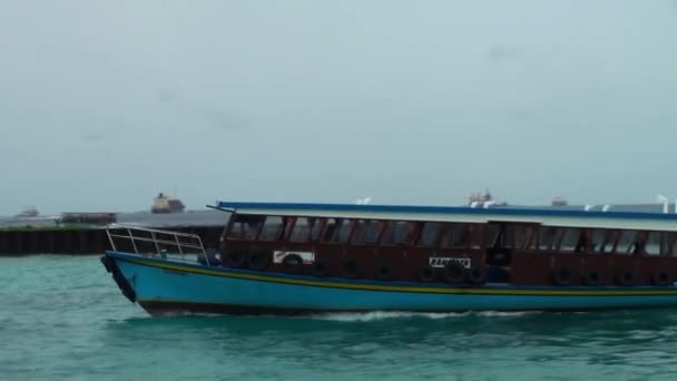 Iates e barcos no fundo da água e costa nas Maldivas . — Vídeo de Stock