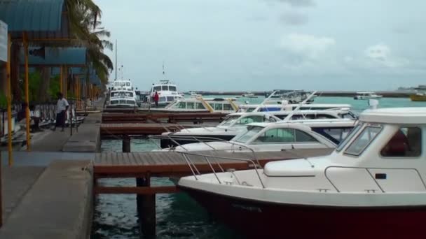 Yates y barcos en el fondo del agua y la costa en las Maldivas . — Vídeos de Stock