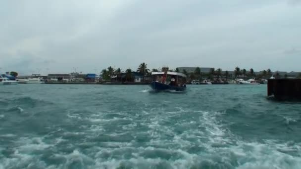 Jachten en boten op de achtergrond van het water en de kust op de Malediven. — Stockvideo