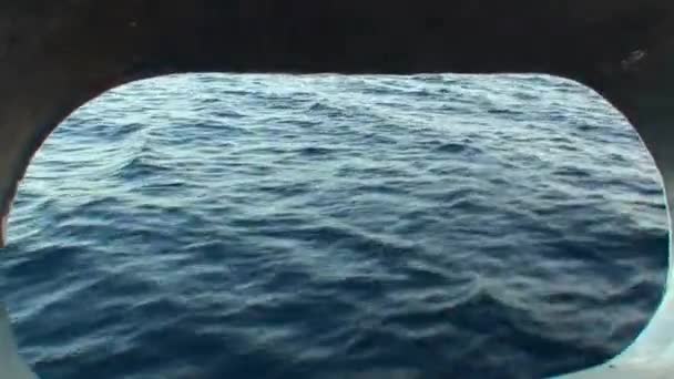 Voda výhled z okénka na jachtě v Maledivách. — Stock video