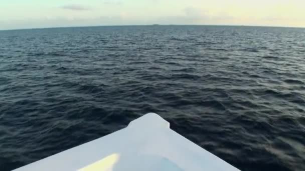 Parte delantera del barco blanco sobre fondo de la superficie del agua en Maldivas . — Vídeos de Stock