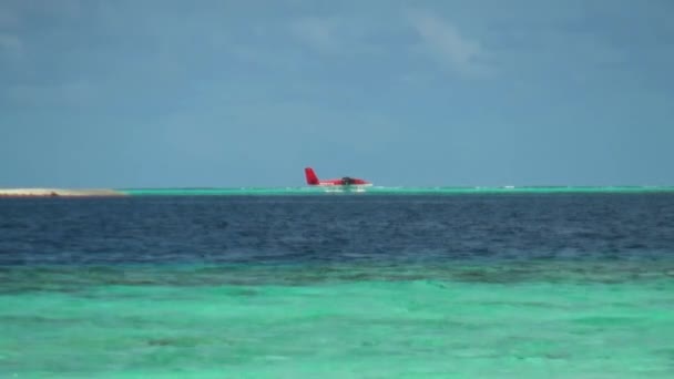 Wasserflugzeug vor dem Hintergrund der Meereslandschaft und des Himmels der Malediven. — Stockvideo