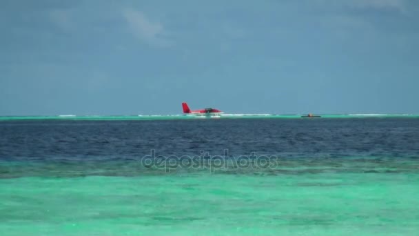 Seaplane na superfície da água de fundo e horizonte em Maldivas . — Vídeo de Stock