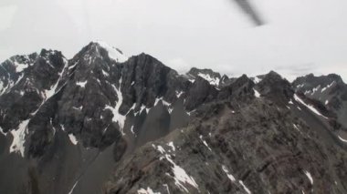 Kar manzaralı panorama Yeni Zelanda helikopter penceresinden manzara.