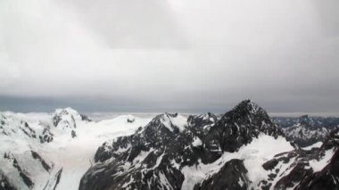Doğa Manzaralı tepeler ve sırtlar, Yeni Zelanda'da helikopterden dağ manzaralı kar.