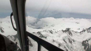 Kar manzaralı panorama helikopter penceresinden Yeni Zelanda.