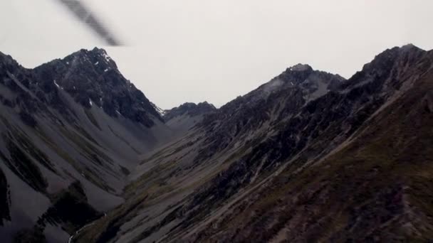 Пейзаж панорамы снежных гор из окна вертолета в Новой Зеландии . — стоковое видео
