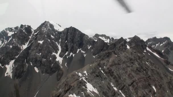 Kar manzaralı panorama Yeni Zelanda helikopter penceresinden manzara. — Stok video