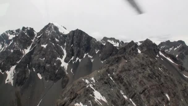 Landschaft aus Schnee Bergpanorama Blick aus dem Hubschrauberfenster in Neuseeland. — Stockvideo