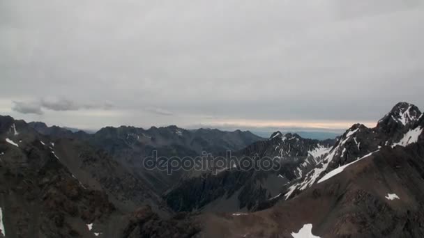 Paesaggio di neve panorama montano vista dalla finestra dell'elicottero in Nuova Zelanda . — Video Stock