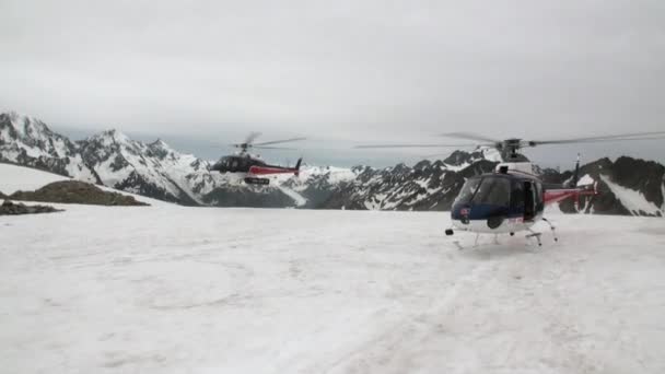 Přistávací plochu na sněhové horské panorama a vrtulník na Novém Zélandu. — Stock video