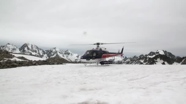 Hubschrauberlandeplatz auf schneebedecktem Bergpanorama und Hubschrauber in Neuseeland. — Stockvideo