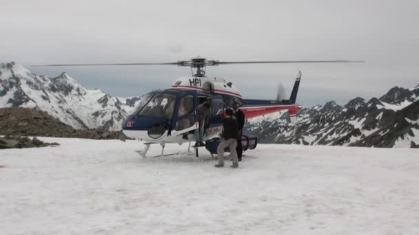 Helipuerto sobre nieve montaña panorama y helicóptero en Nueva Zelanda . — Vídeo de stock