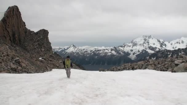 Kameramann auf Schnee-Bergpanorama in Neuseeland. — Stockvideo