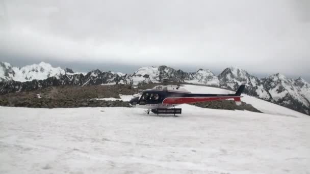 Вертолітний майданчик на снігом гори panorama і вертольота в Новій Зеландії. — стокове відео