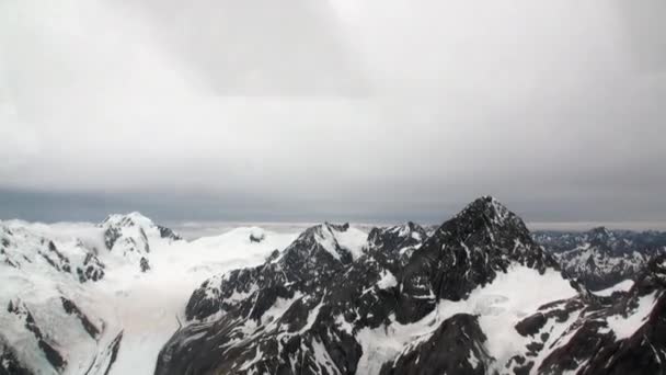 Malerische Gipfel und Grate von Schnee Bergblick aus dem Hubschrauber in Neuseeland. — Stockvideo