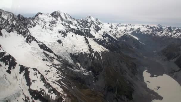 Χιόνι στο βουνό πανοραμική θέα από ελικόπτερο παράθυρο στη Νέα Ζηλανδία. — Αρχείο Βίντεο
