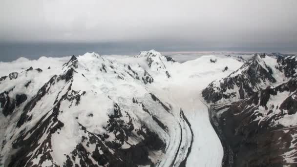 Schilderachtige toppen en ruggen van sneeuw bergzicht vanuit helikopter in Nieuw-Zeeland. — Stockvideo