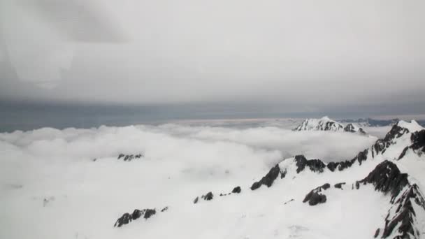 Vista panorámica de la montaña de nieve desde la ventana del helicóptero en Nueva Zelanda . — Vídeo de stock