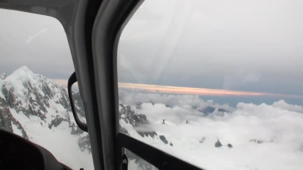 วิวพาโนรามาภูเขาหิมะจากหน้าต่างเฮลิคอปเตอร์ในนิวซีแลนด์ . — วีดีโอสต็อก