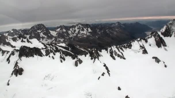 Paisaje de nieve vista panorámica de la montaña desde la ventana del helicóptero en Nueva Zelanda . — Vídeos de Stock