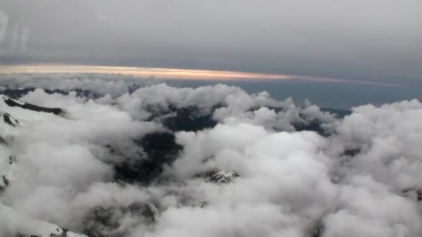 Пейзаж снежных гор и белых облаков вид с вертолета в Новой Зеландии . — стоковое видео