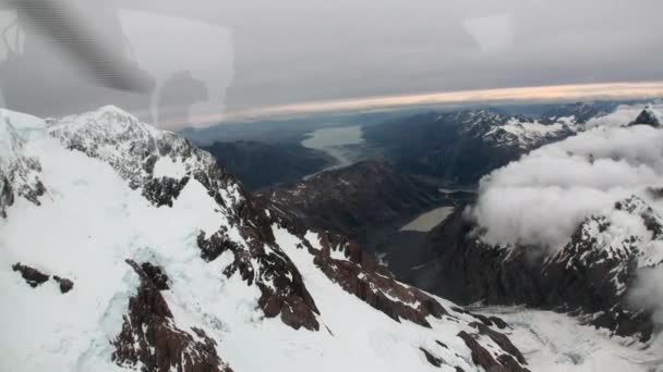 Paisaje de nieve vista panorámica de la montaña desde la ventana del helicóptero en Nueva Zelanda . — Vídeos de Stock