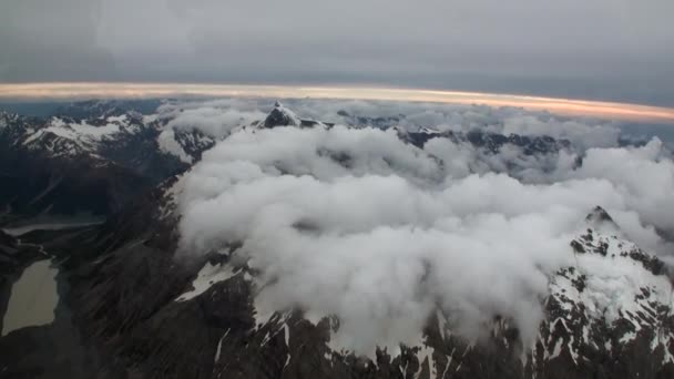 Landskap av snö berg och vita moln vy från helikopter i Nya Zeeland. — Stockvideo