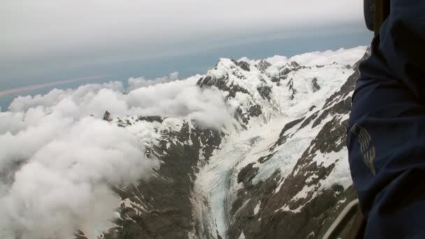 Landschap van sneeuw berg en witte wolken uitzicht vanaf helikopter in Nieuw-Zeeland. — Stockvideo