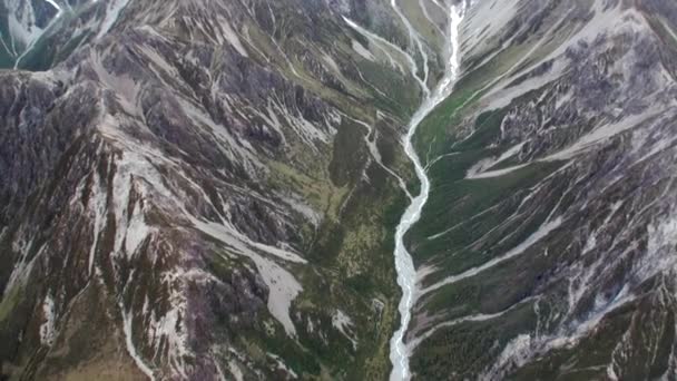 Panorama de montaña y vista de árboles desde arriba desde helicóptero en Nueva Zelanda . — Vídeos de Stock