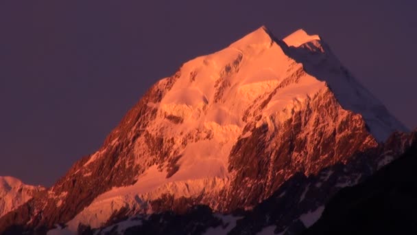 Пики и хребты снежной горы на закате панорама Новой Зеландии . — стоковое видео