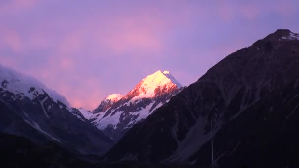 Pics et crêtes de montagne de neige sur le panorama du coucher du soleil en Nouvelle-Zélande . — Video