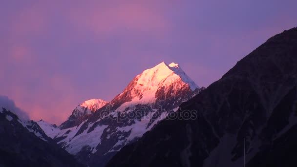 Schneeberg bei Sonnenuntergang im Sonnenlicht-Panorama in Neuseeland. — Stockvideo