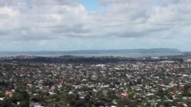 Yeni Zelanda dağda görünümünden şehir.