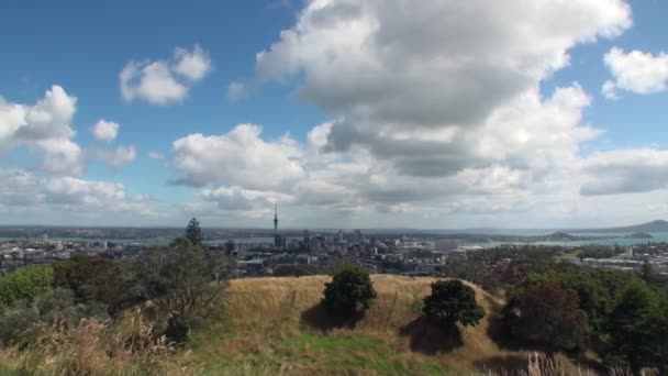 Vista de la ciudad desde la montaña en Nueva Zelanda . — Vídeos de Stock