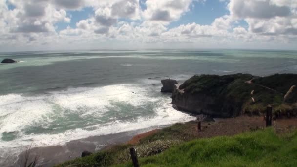 Arka planda Yeni Zelanda kıyılarında deniz manzarası. — Stok video