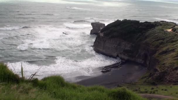 Seascape na tle horyzontu, chmury na niebie i skały, Nowa Zelandia. — Wideo stockowe