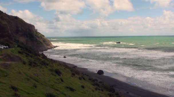 Zeegezicht op achtergrond van horizon, wolken in de hemel en rotsen van Nieuw-Zeeland. — Stockvideo
