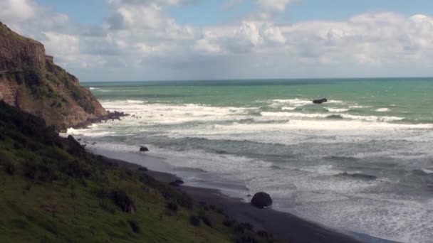 Seascape, háttérben a horizonton, felhők az égen, és a sziklák, Új-Zéland. — Stock videók