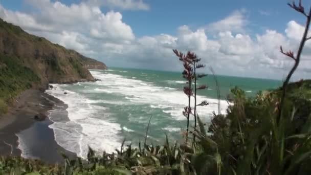 Seascape, háttérben a horizonton, felhők az égen, és a sziklák, Új-Zéland. — Stock videók