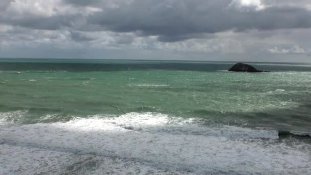 Seascape på bakgrund av horisonten, moln på himlen och rocks nya Zeeland. — Stockvideo