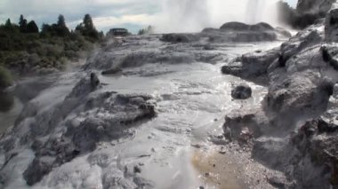 Orman ve gökyüzü ufukta Yeni Zelanda arka plan üzerinde Geysers Kaplıcalar.