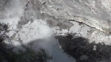 Yeni Zelanda'da Geysers Kaplıcalar.