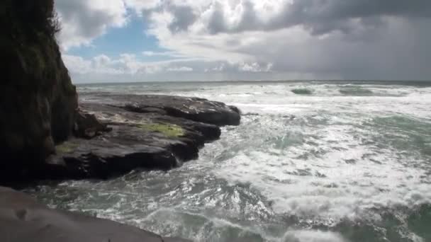 Paisaje marino en el fondo del horizonte, nubes en el cielo y rocas Nueva Zelanda . — Vídeos de Stock