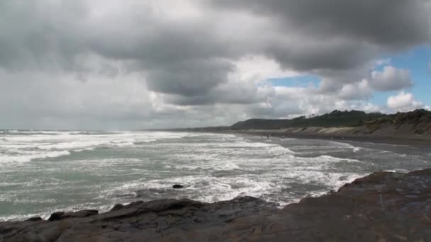 Seascape na tle horyzontu, chmury na niebie i skały, Nowa Zelandia. — Wideo stockowe