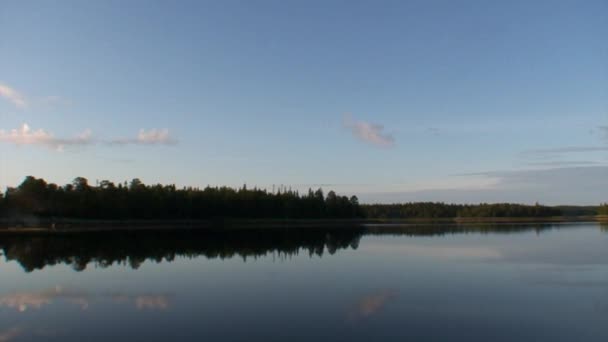 Eau calme sur fond de côte Mer Blanche .